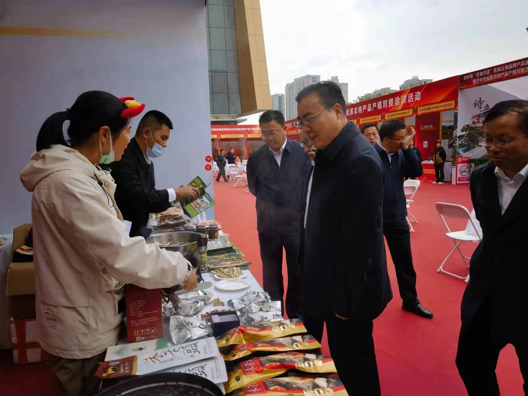 巴中市“巴食巴適”區(qū)域公用品牌產品金華推薦銷售周暨巴中市優(yōu)質農產品產銷對接洽談活動2.jpg